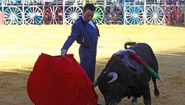 Ortega Cano toreando de corto un festival en La Algaba