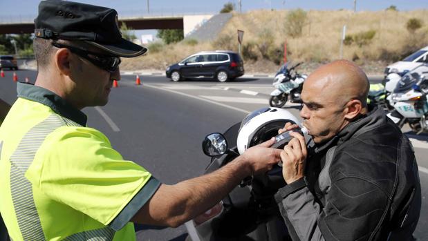 Un conductor realiza una prueba de alcoholemia, el año pasado