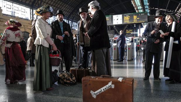 Más de 6.000 personas se manifiestan en Teruel al grito de «¡queremos tren!»