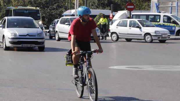 Un ciclista circula por Madrid