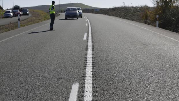 Un guardia civil de Tráfico en una carretera andaluza