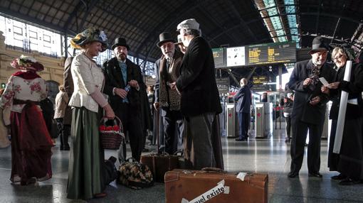 La plataforma Teruel Existe, antes de coger el tren en Valencia