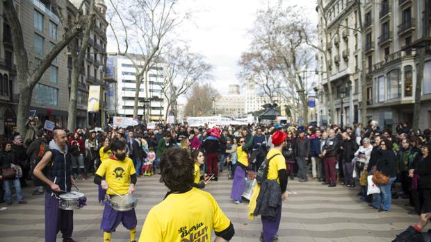 Vecinos y un grupo de "batukada", durante una manifestación contra la masificación turística en Barcelona