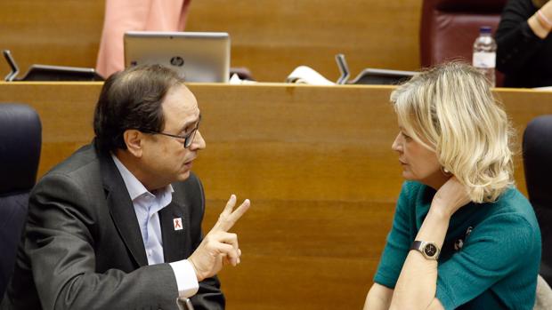 El conseller Vicent Soler junto a la consellera de Justicia, Gabriela Bravo, en las Cortes