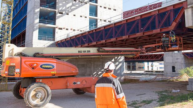 Operarios trabajando en la obra del nuevo hospital de Toledo