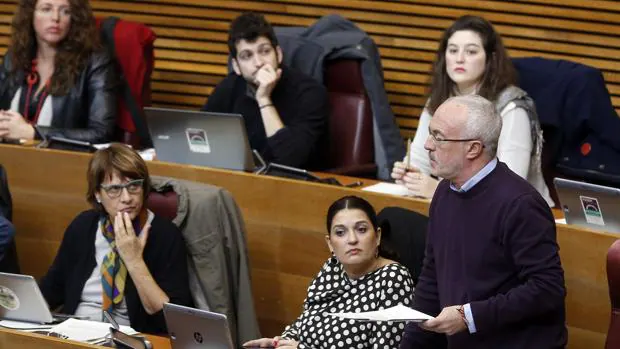 Antonio Montiel, junto a varios diputados de Podemos en las Cortes