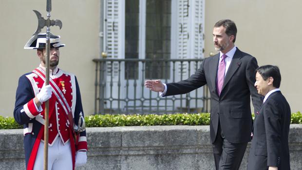 Don Felipe recibe al emperador Naruhito en el Palacio del Pardo en 2013