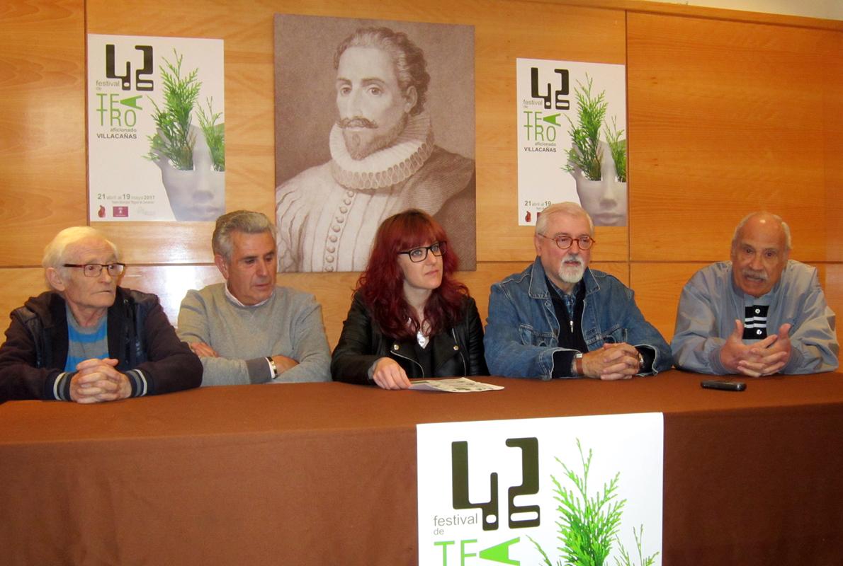 La concejal de Cultura, Marta Rivera, junto a componentes del grupo local «La Quintería»