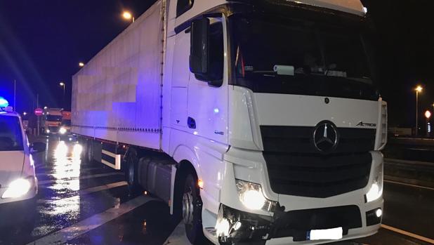 El camión, estacionado en una área de la autopista