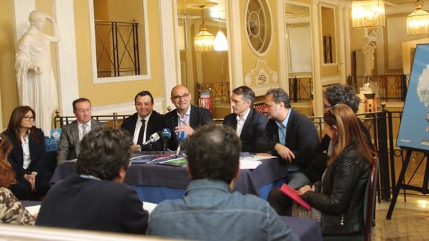 El rector de la Universidad de Alicante, Ramón Palomar, presentando el concierto