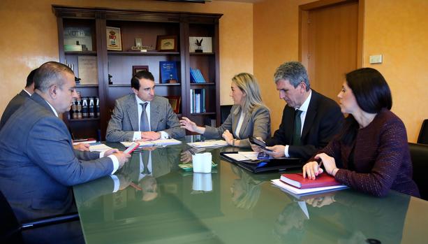Reunión del presidente de la CHT con la alcaldesa de Toledo y otras autoridades