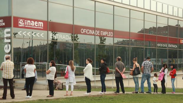 Desempleados esperando turno ante una oficina de Empleo de Zaragoza