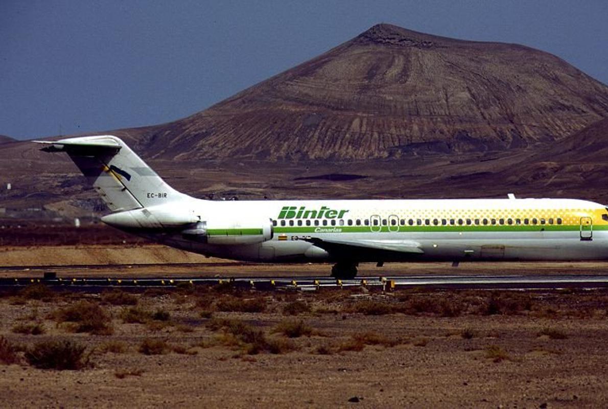 Un Douglas DC-9-32 de Binter Canarias antes de su venta por la Sepi en 1997 aterrizando en Lanzarote