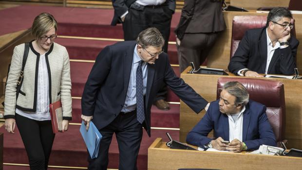 Ximo Puig y Manolo Mata, durante el pleno de este martes