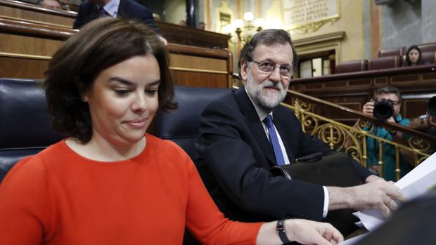 La vicepresidenta del Gobierno, Soraya Sáenz de Santamaría, junto al presidente del Gobierno, Mariano Rajoy