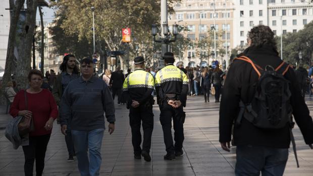 Dos agentes de la Urbana en el centro de Barcelona