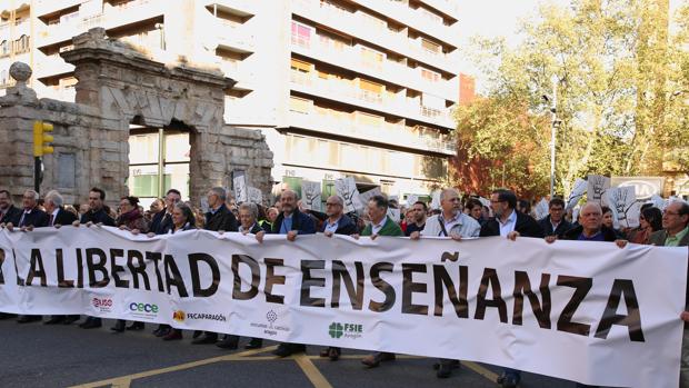 Lambán consuma su pacto con Podemos y cierra 13 aulas en colegios católicos de Aragón