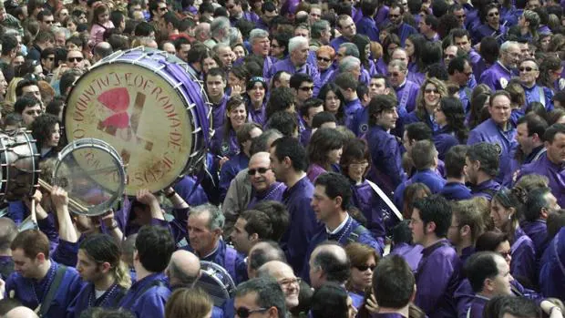 Cofrades concentrados para la «Rompida de la Hora» en Calanda (Teruel)