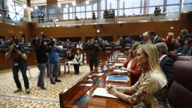 Cristina Cifuentes y Ángel Garrido conversan durante el pleno de la Asamblea de Madrid