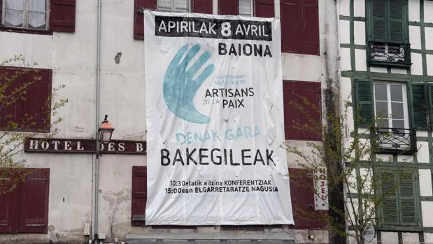 Pancarta del desarme de Bayona, que tendrá lugar el próximo sábado