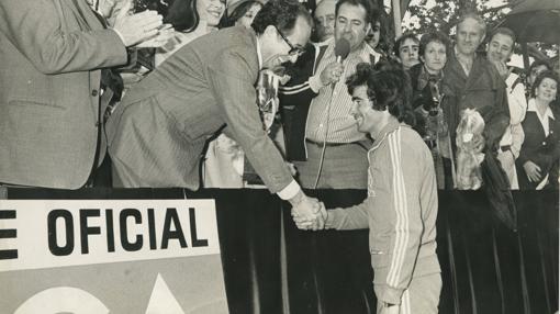 El ganador del primer maratón de Madrid, Juan M. Sánchez, recibiendo la felicitación del alcalde José Luis Álvarez