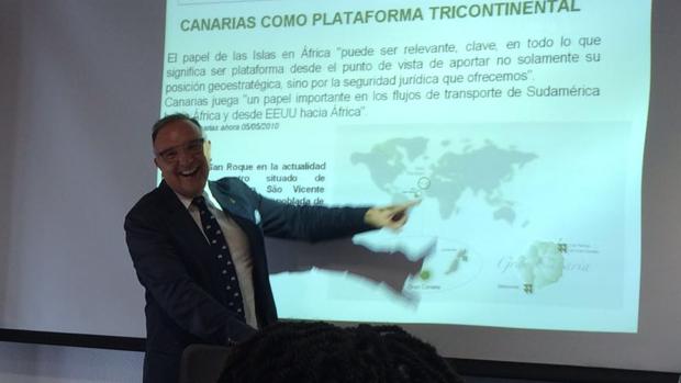 Baltar explica en un power point qué es Canarias a estudiantes de medicina de Mozambique en agosto de 2016