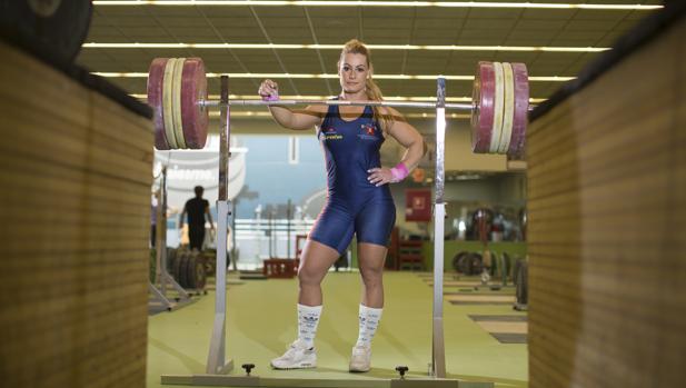 Lidia Valentín besa la plata obtenidas en la categoría de los 75 kilos en el podio de los Campeonatos de Europa de halterofilia