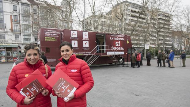 El autobús informativo, en el Paseo de Recoletos de Valladolid