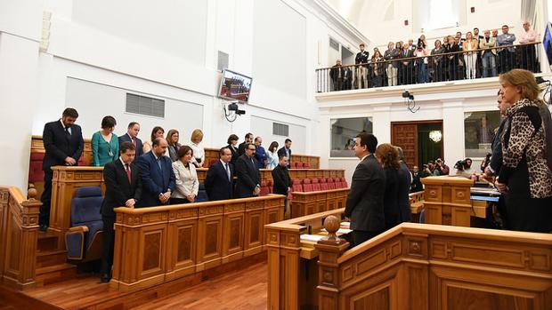 Minuto de silencio en las Cortes en memoria de Elena de la Cruz