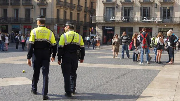 Dos agentes de la Guardia Urbana, en la plaza Sant Jaume