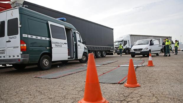 Imagen de un control de tráfico de la Guardia Civil