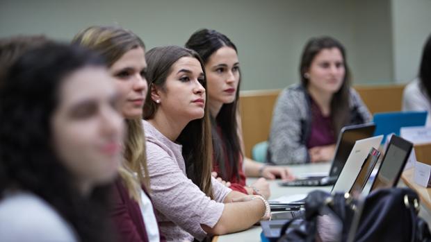 Alumnas de la escuela de negocios Afundación durante una clase