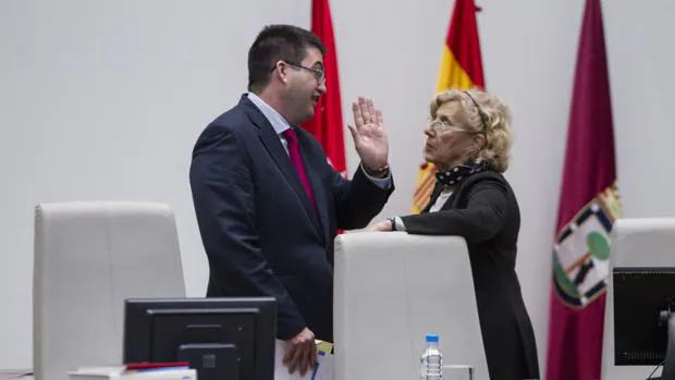 Carlos Sánchez Mato conversa con Manuela Carmena, durante una sesión en el Pleno