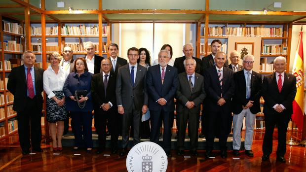 Feijóo y Santalices entregaron las medallas del Parlamento autonómico a la «Comisión dos 16»