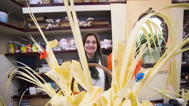 Ana Bella de la floristería El Jardín prepara las palmas para el Domingo de Ramos