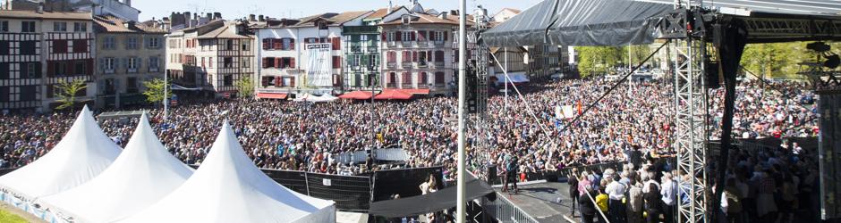 Así estaba la plaza Paul Bert de Bayona, donde se ha escenificado el desarme de ETA