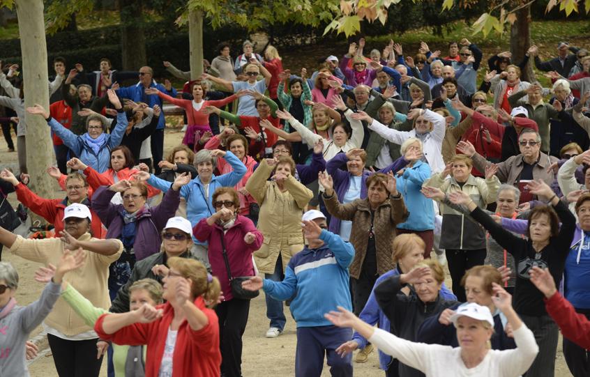 Un grupo de mayores participando en unas jornadas deportivas en el parque de El Retiro