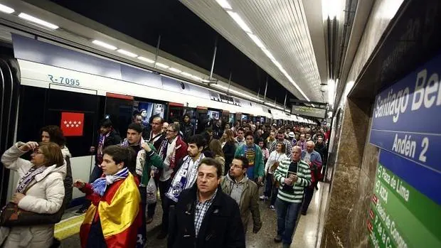 Aficionados madridistas en el Metro en un día de partido