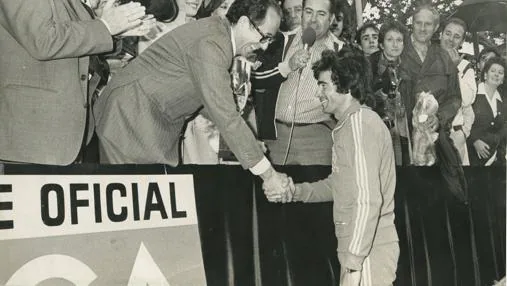 Juan M. Sánchez, ganador del primer maratón de Madrid, es felicitado por el alcalde José Luis Álvarez. Su tiempo: 2 horas, 24 minutos, 49 segundos