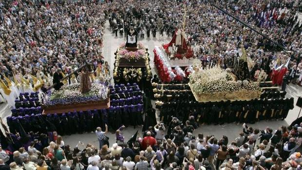 La Borriquita de la Cofradía de Dolores, primer paso cargado por mujeres en Ferrol hace treinta años