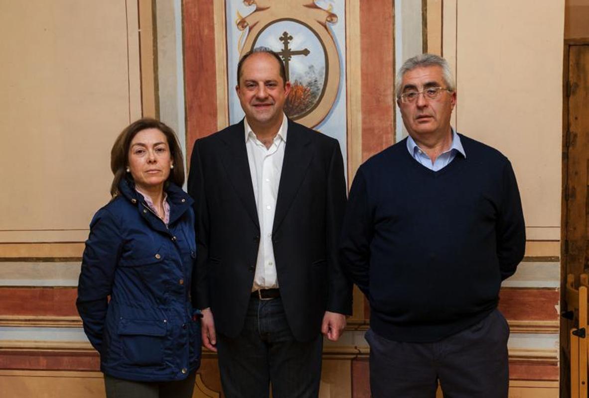 Luis Alberto Hernández, en el centro, junto asu equipo, Ana Isabel Alonso y Jesús González