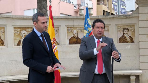 Imagen de archivo de Moliner, a la derecha, junto al presidente de la Diputación de Alicante
