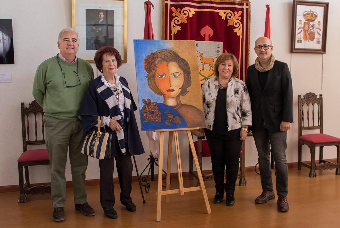 Pilar Arinero junto a la artista Dolores Guillén y Javier Cantos, durante la inaguración