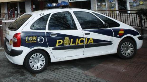 Un coche patrulla de la Policía Nacional, durante una intervención, en imagen de archivo