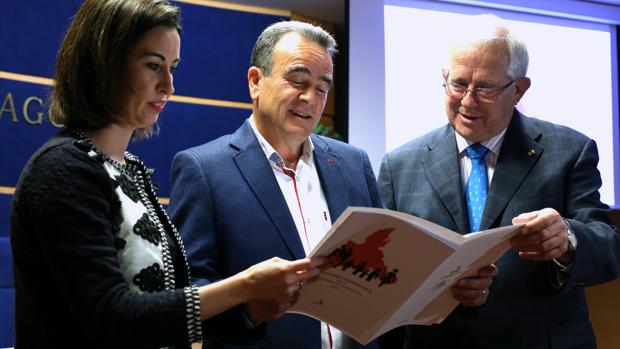 El presidente de la DPZ, Juan Antonio Sánchez Quero, entre los vicepresidentes Martín Llanas y Teresa Ladrero, durante la presentación del informe