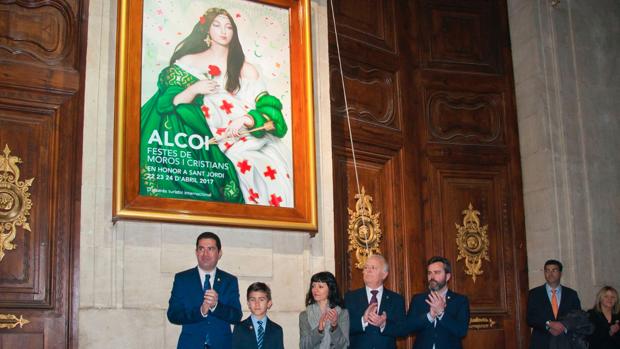 El alcalde y el presidente del Casal, en la presentación del cartel anunciador y la revista de fiestas, hace unos días