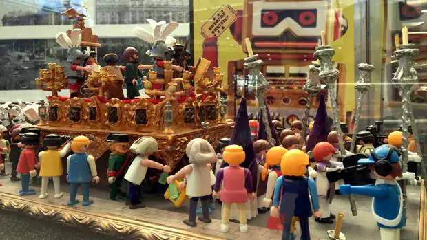 Cortejo procesional representado con figuras de Playmobil