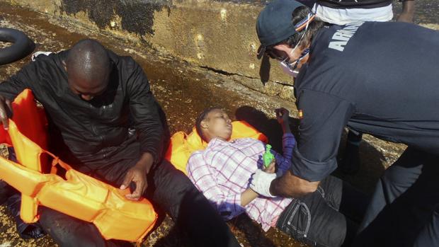 Una patera con 33 personas volcó cuando llegaba a la isla de Alborán