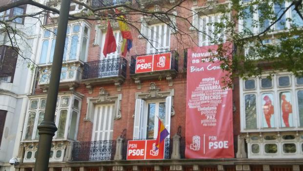 El PSOE de Navarra coloca la bandera republicana en su sede