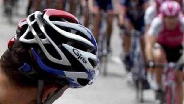 Ciclistas con casco durante una competición